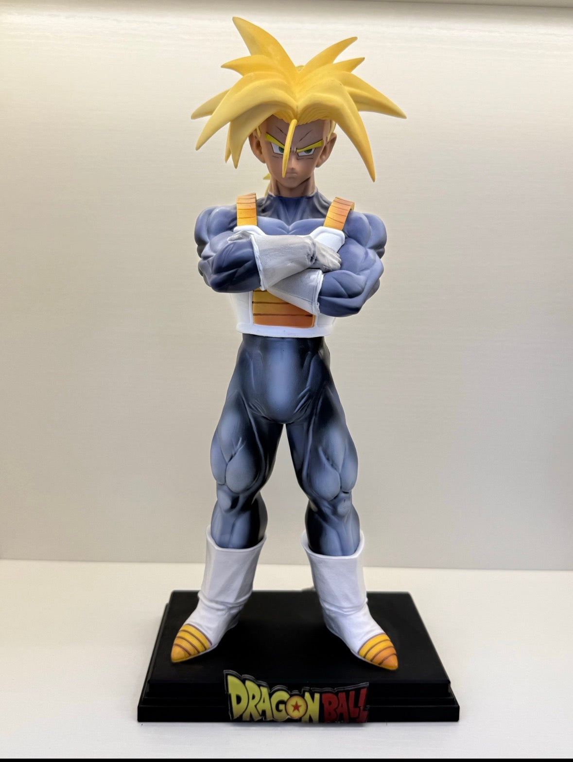 Trunks – Statue Guerrier du Futur, Bras Croisés