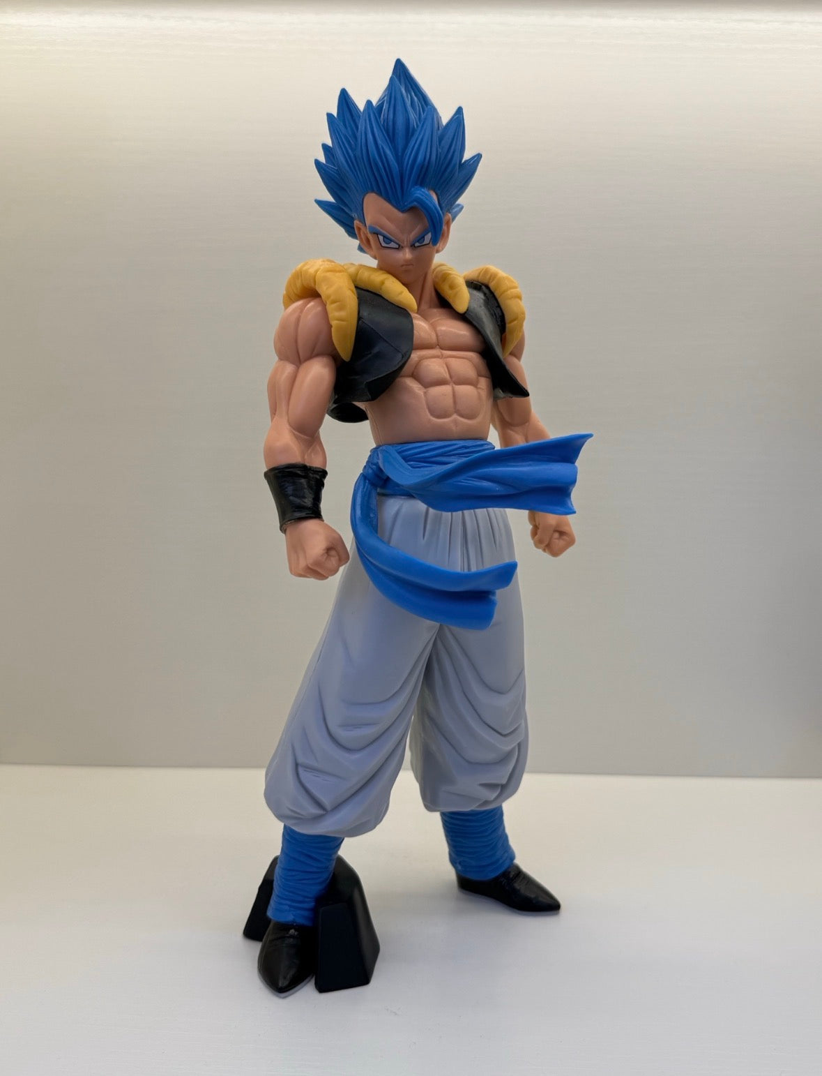 Guerrier Fusionné – Statue Azur, Torse Nu et Regard de Glace