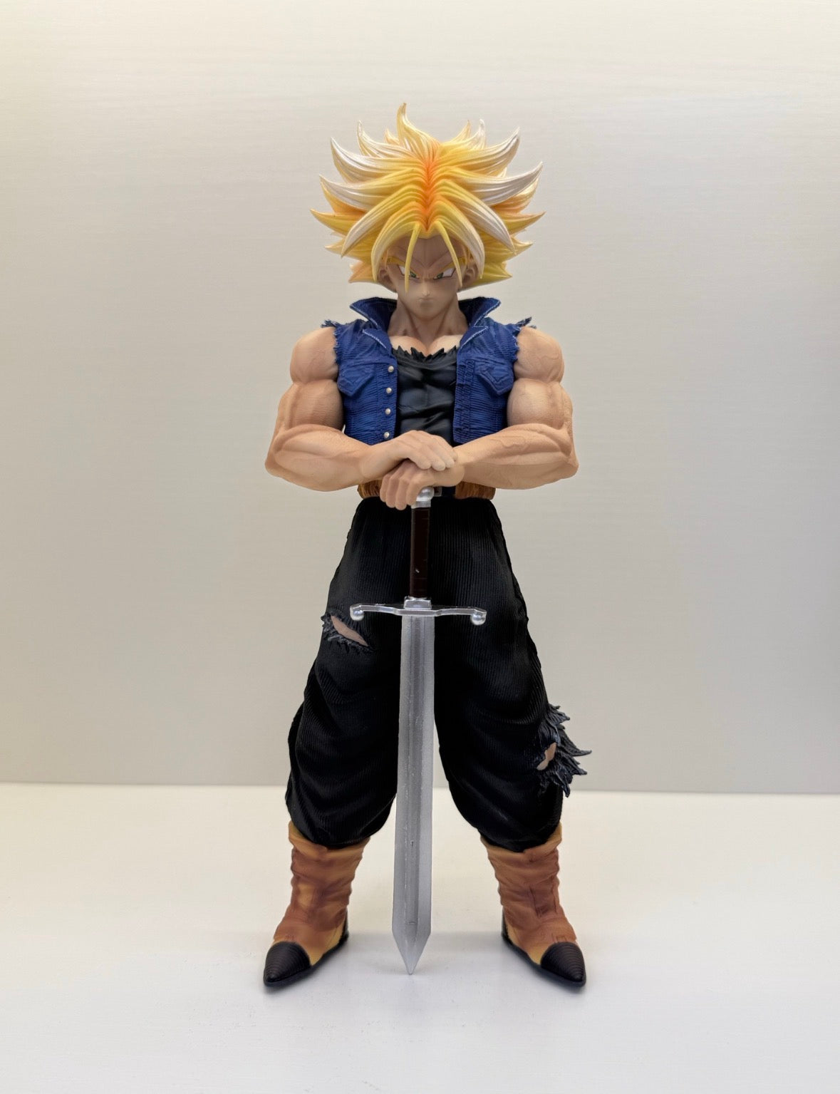 Trunks – Statue Sabreur, Épée Plantée en Terre