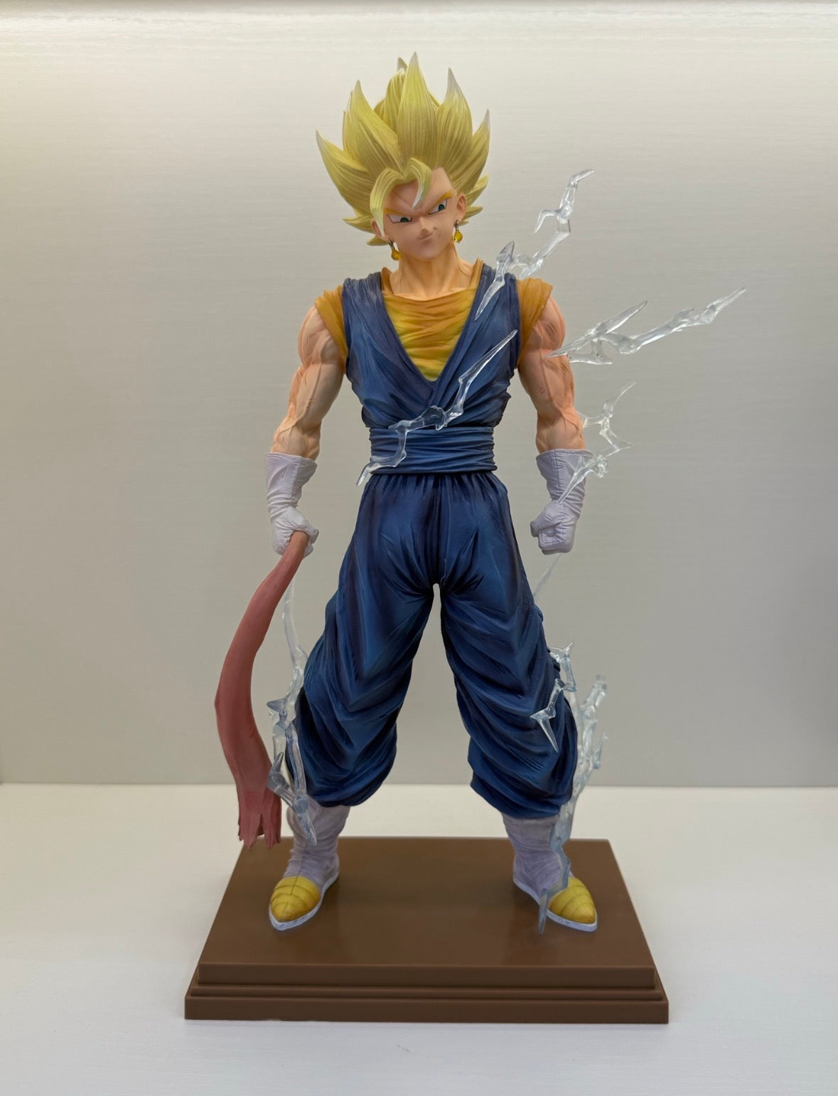 Guerrier Fusionné – Statue Dorée, Énergie en Éveil