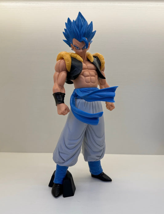 Guerrier Fusionné – Statue Azur, Torse Nu et Regard de Glace