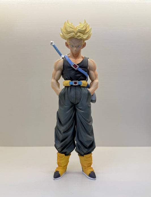 Trunks – Statue Guerrier Doré, Sabre au Dos